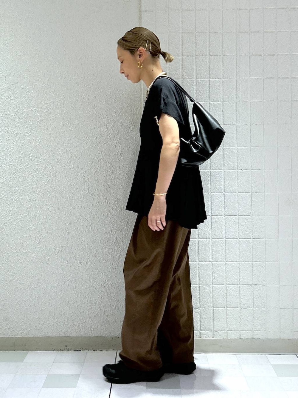 ブラック系のシャツ/ブラウス、ブラック系のショルダーバッグ、ブラウン系のその他パンツを着用したレディースの夏コーディネートの5枚目の写真