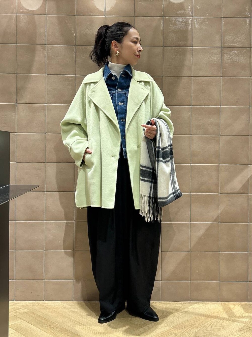 「ワントーン、ベーシック/シンプル、カジュアル、ママコーデ、SNAP_apart by lowrys、骨格ストレート、apart by lowrys、アウター、デニムジャケット、パンツ、インナー、ストール」|「A part byのカシープミドルジャケット(その他アウター、グリーン系)」を使った、yato-miさん(レディース・158cm)の秋コーディネートの5枚目の写真