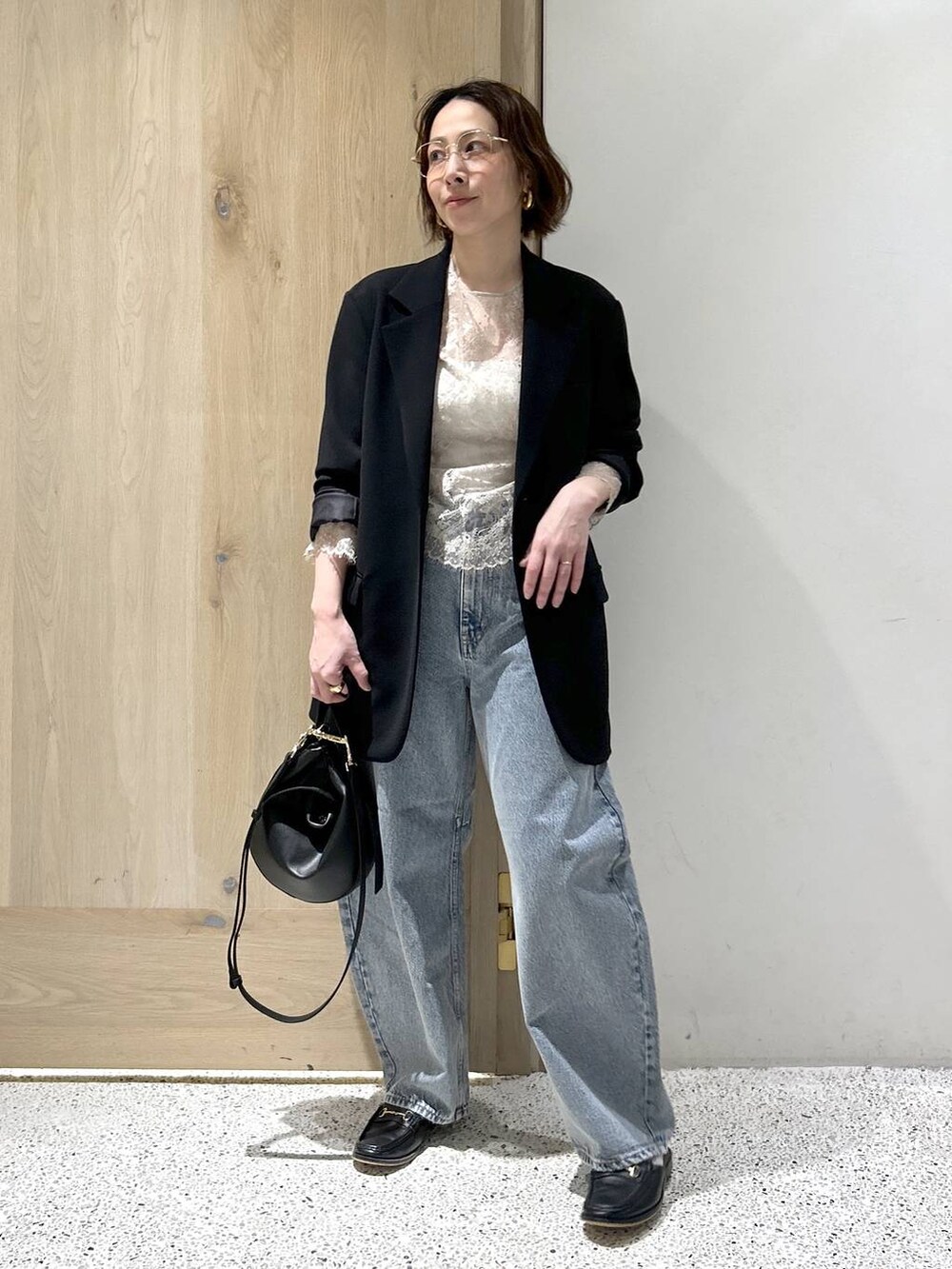 ブルー系のデニムパンツ、ベージュ系のシャツ/ブラウスを着用したレディースの冬コーディネートの5枚目の写真