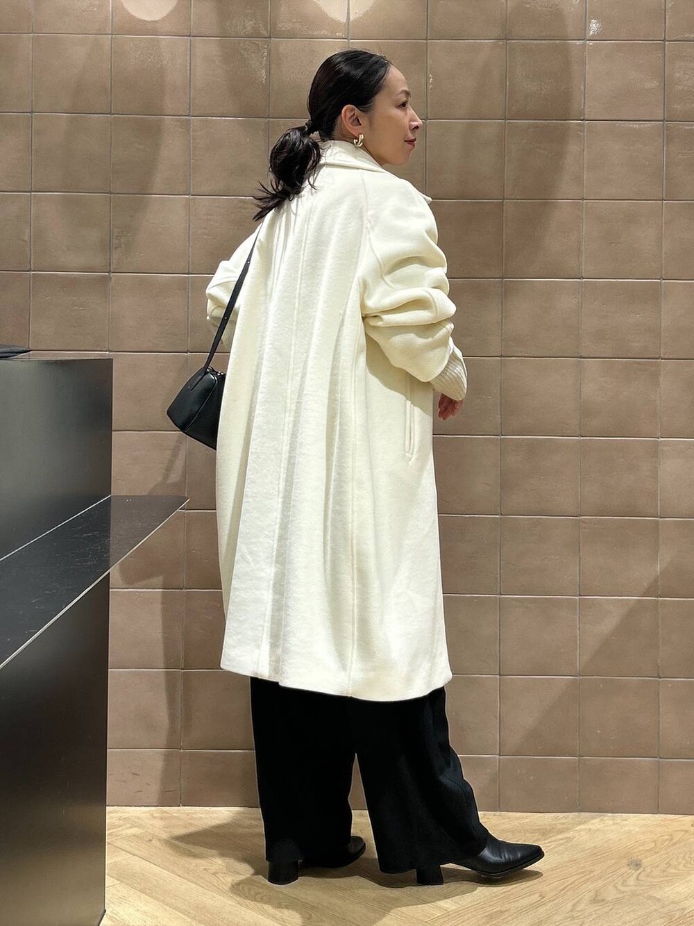 「ワントーン、ベーシック/シンプル、カジュアル、ママコーデ、SNAP_apart by lowrys、骨格ストレート、apart by lowrys、アウター、コート、パンツ、ニット、バッグ、ストール」|「A part byのカシミヤウールチェックストール(ストール/ショール、グレー系)」を使った、yato-miさん(レディース・158cm)の冬コーディネートの4枚目の写真