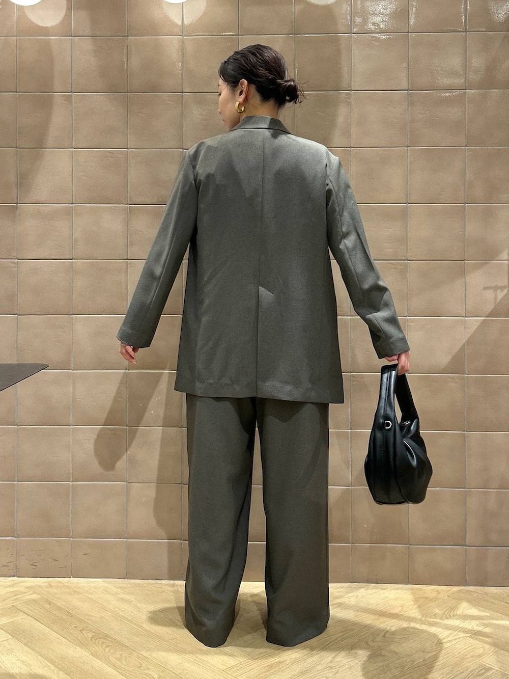 「ワントーン、ベーシック/シンプル、カジュアル、ママコーデ、SNAP_apart by lowrys、骨格ストレート、apart by lowrys、ジャケット、ジャケットスタイル、サロペット、パンプス、バッグ」｜「A part byのワンショルカナグツキバッグ（ハンドバッグ、ブラック系）」を使った、yato-miさん（レディース・158cm）の春コーディネートの3枚目の写真