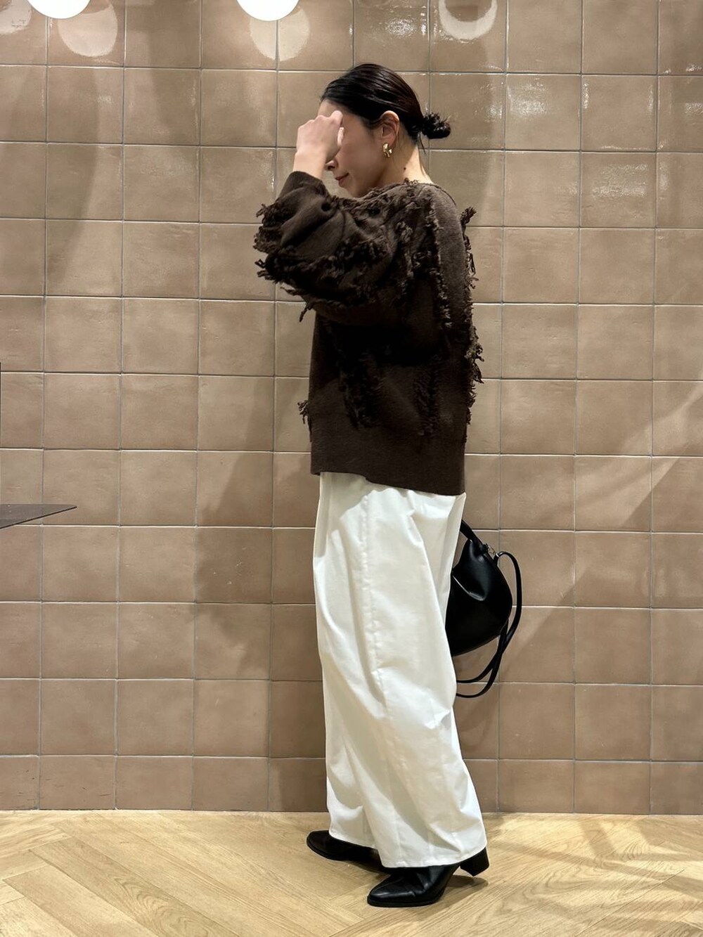 「ワントーン、ベーシック/シンプル、カジュアル、ママコーデ、SNAP_apart by lowrys、骨格ストレート、apart by lowrys、ニット、パンツ、バッグ、ブーツ」｜「A part byのワンショルカナグツキバッグ（ハンドバッグ、ブラック系）」を使った、yato-miさん（レディース・158cm）の冬コーディネートの2枚目の写真