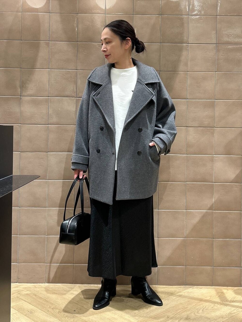 「コート、ワントーン、ベーシック/シンプル、カジュアル、ママコーデ、SNAP_apart by lowrys、骨格ストレート、apart by lowrys、アウター、スウェット、スカート、ブーツ、バッグ」｜「A part byのブライトナロースカート（スカート、ブラック系）」を使った、yato-miさん（レディース・158cm）の冬コーディネートの5枚目の写真