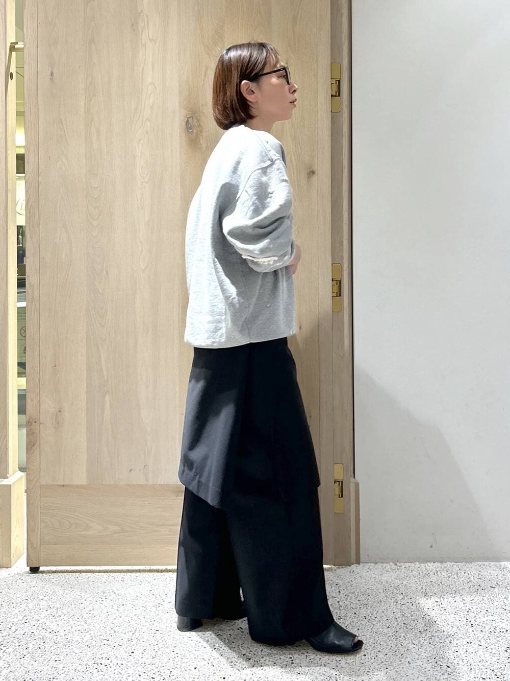 ブラック系のトートバッグ、ブラック系のその他パンツ、シルバー系のバングル/リストバンドを着用したレディースの冬コーディネートの7枚目の写真