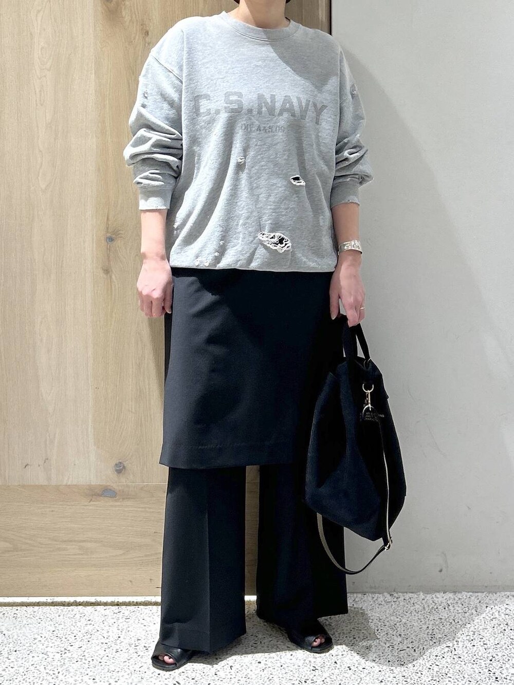 ブラック系のトートバッグ、ブラック系のその他パンツ、シルバー系のバングル/リストバンドを着用したレディースの冬コーディネートの4枚目の写真