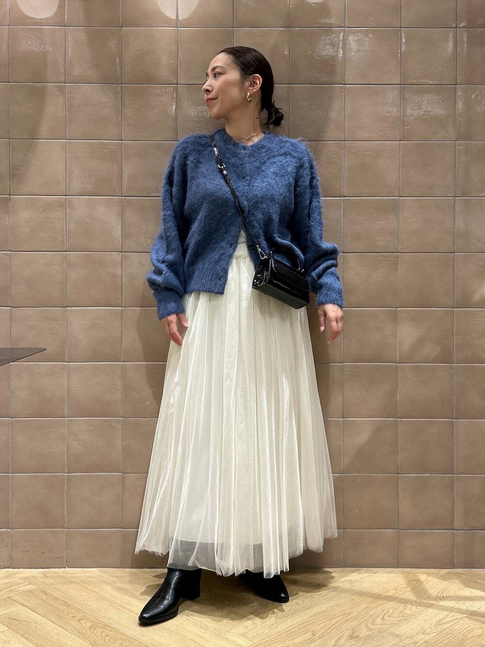 「カジュアル、ママコーデ、SNAP_apart by lowrys、apart by lowrys、ワントーン、ベーシック/シンプル、骨格ストレート、カーディガン、スカート、ブーツ、バッグ」｜「A part byのエナメルミニバッグ（ショルダーバッグ、ブラック系）」を使った、yato-miさん（レディース・158cm）の秋コーディネートの4枚目の写真