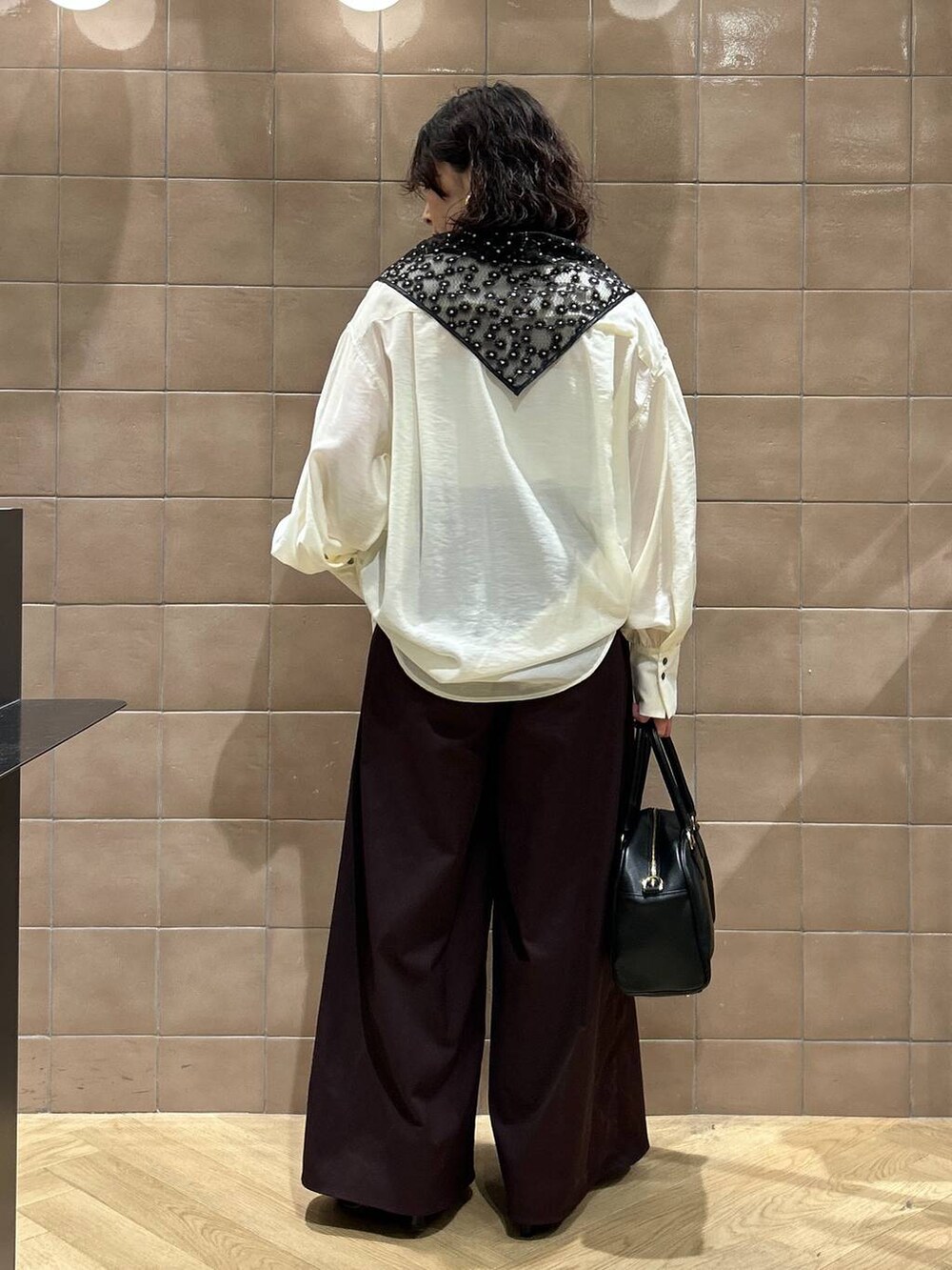 「ワントーン、ベーシック/シンプル、カジュアル、ママコーデ、SNAP_apart by lowrys、骨格ストレート、apart by lowrys、シャツ、パンツ、スカーフ、サンダル、バッグ」｜「A part byのシアーオーバーシャツ（シャツ/ブラウス、ホワイト系）」を使った、yato-miさん（レディース・158cm）の春コーディネートの3枚目の写真