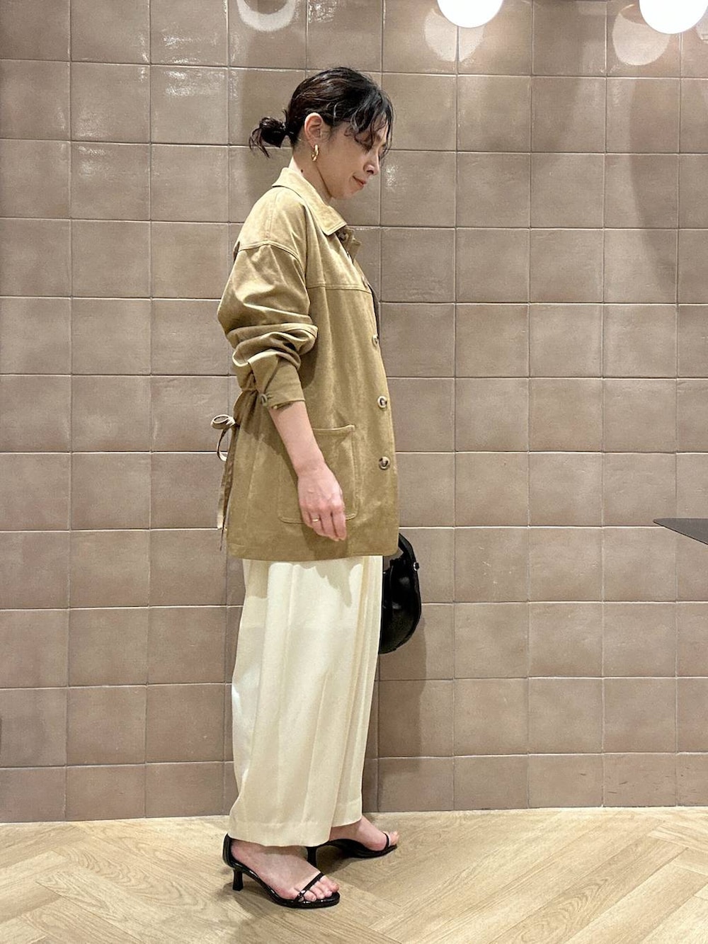 「ワントーン、ベーシック/シンプル、カジュアル、ママコーデ、SNAP_apart by lowrys、骨格ストレート、apart by lowrys、ジャケット、Tシャツ、パンツ、サンダル、バッグ」｜「A part byのワンショルカナグツキバッグ（ハンドバッグ、ブラック系）」を使った、yato-miさん（レディース・158cm）の春コーディネートの2枚目の写真
