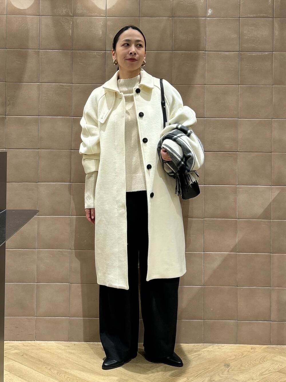 「ワントーン、ベーシック/シンプル、カジュアル、ママコーデ、SNAP_apart by lowrys、骨格ストレート、apart by lowrys、アウター、コート、パンツ、ニット、バッグ、ストール」|「A part byのカシミヤウールチェックストール(ストール/ショール、グレー系)」を使った、yato-miさん(レディース・158cm)の冬コーディネートの5枚目の写真