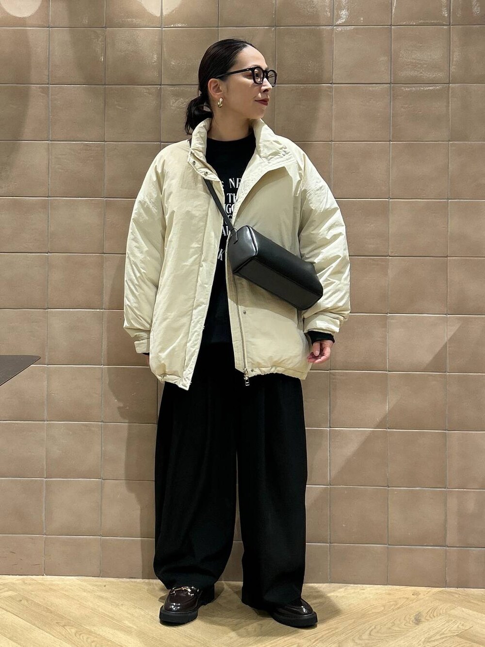 「ワントーン、ベーシック/シンプル、カジュアル、ママコーデ、SNAP_apart by lowrys、骨格ストレート、apart by lowrys、スウェット、ブルゾン、エアサーマル、パンツ、ローファー、バッグ」｜「A part byのエアサーマルスタントブルゾン（ダウンジャケット/コート、ホワイト系）」を使った、yato-miさん（レディース・158cm）の冬コーディネートの3枚目の写真