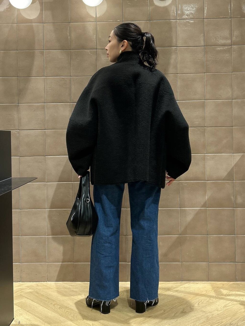 「ワントーン、ベーシック/シンプル、カジュアル、ママコーデ、SNAP_apart by lowrys、骨格ストレート、apart by lowrys、アウター、デニムパンツ、インナー、ブーツ、バッグ」｜「A part byのApb ストレートデニムパンツ（デニムパンツ、ブルー系）」を使った、yato-miさん（レディース・158cm）の秋コーディネートの3枚目の写真