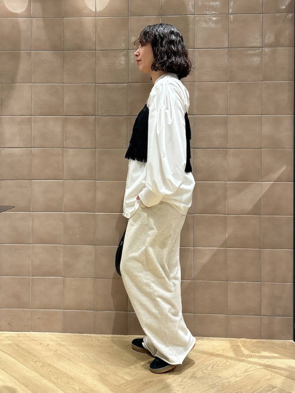 「ワントーン、ベーシック/シンプル、カジュアル、ママコーデ、SNAP_apart by lowrys、骨格ストレート、apart by lowrys、シャツ、ビスチェ、スウェットパンツ、スニーカー、バッグ」｜「A part byのワンショルカナグツキバッグ（ハンドバッグ、ブラック系）」を使った、yato-miさん（レディース・158cm）の冬コーディネートの2枚目の写真