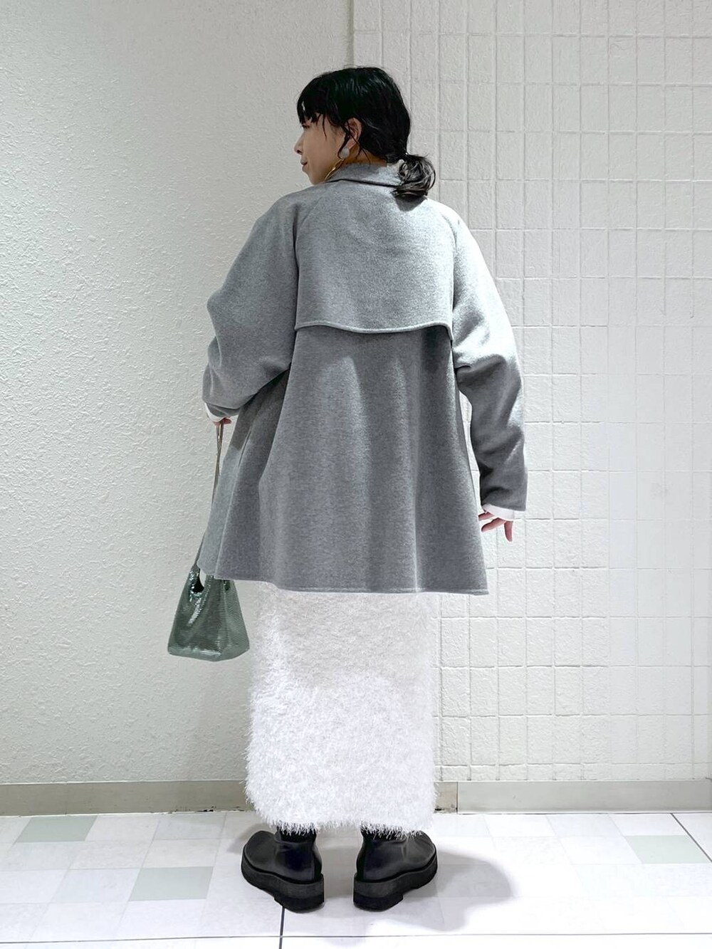 「ワントーン、ブーツ、バッグ、ベーシック/シンプル、カジュアル、ママコーデ、SNAP_apart by lowrys、骨格ストレート、apart by lowrys、アウター、スウェット、スカート」｜「A part byの【別注】LIFEフォトスウェットプルオーバー（スウェット、ホワイト系）」を使った、yato-miさん（レディース・158cm）の冬コーディネートの3枚目の写真