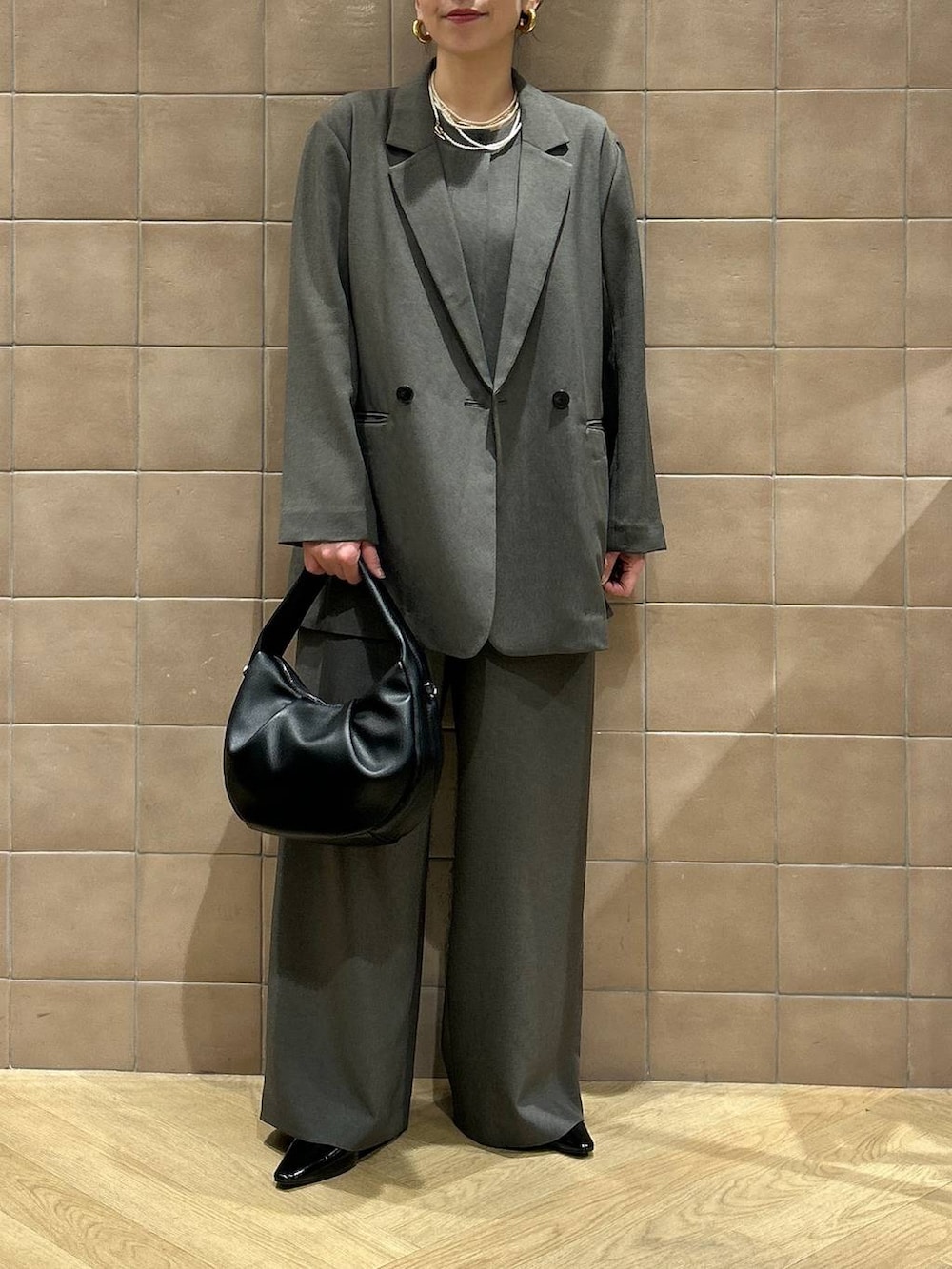 「ワントーン、ベーシック/シンプル、カジュアル、ママコーデ、SNAP_apart by lowrys、骨格ストレート、apart by lowrys、ジャケット、ジャケットスタイル、サロペット、パンプス、バッグ」｜「A part byのワンショルカナグツキバッグ（ハンドバッグ、ブラック系）」を使った、yato-miさん（レディース・158cm）の春コーディネートの6枚目の写真