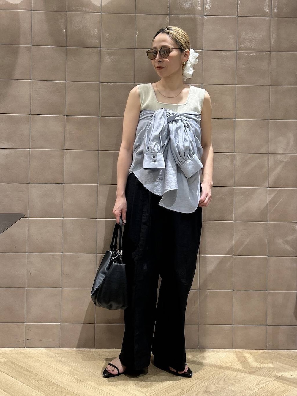 ブラック系のショルダーバッグ、ブルー系のシャツ/ブラウス、ホワイト系のタンクトップを着用したレディースの春コーディネートの9枚目の写真
