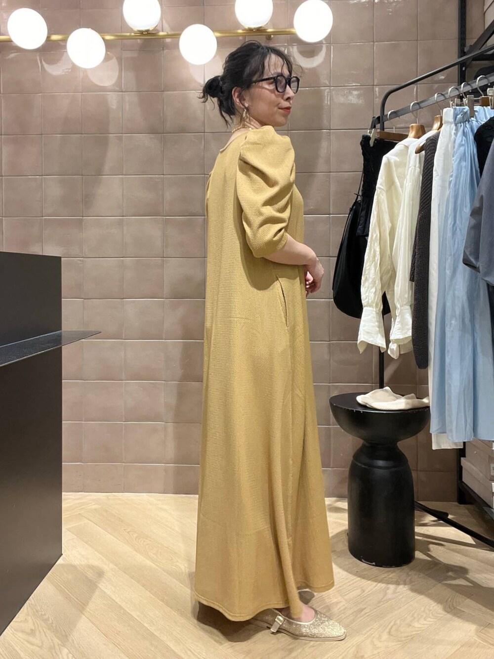 「ワントーン、ベーシック/シンプル、カジュアル、ママコーデ、SNAP_apart by lowrys、骨格ストレート、apart by lowrys、ワンピース、ルームウェア、e/rm、サンダル」｜「A part byのメッシュフラットパンプス（パンプス、ゴールド系）」を使った、yato-miさん（レディース・158cm）の春コーディネートの3枚目の写真