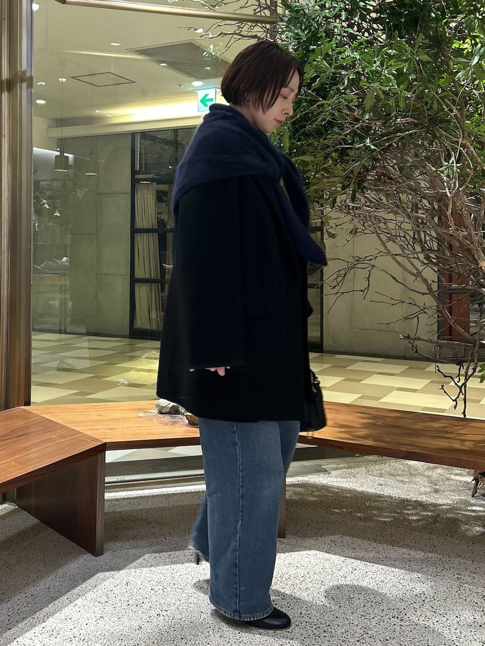 ブルー系のデニムパンツ、ブルー系のシャツ/ブラウス、ブラック系のテーラードジャケットを着用したレディースの秋コーディネートの5枚目の写真