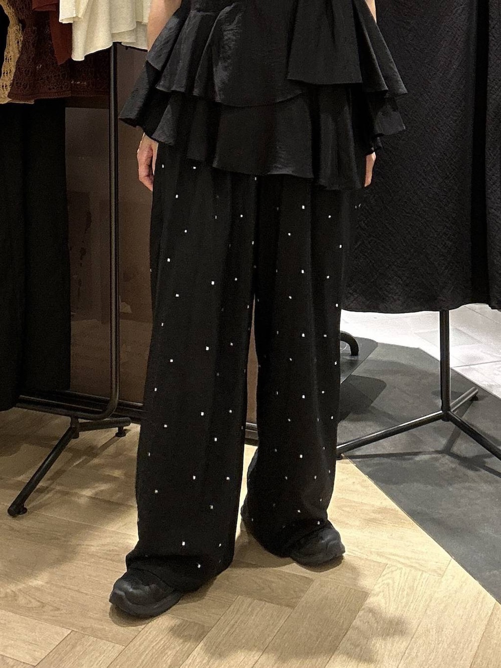 ブラック系のその他パンツ、ブラック系のシャツ/ブラウス、グレー系のサングラスを着用したレディースの夏コーディネートの3枚目の写真
