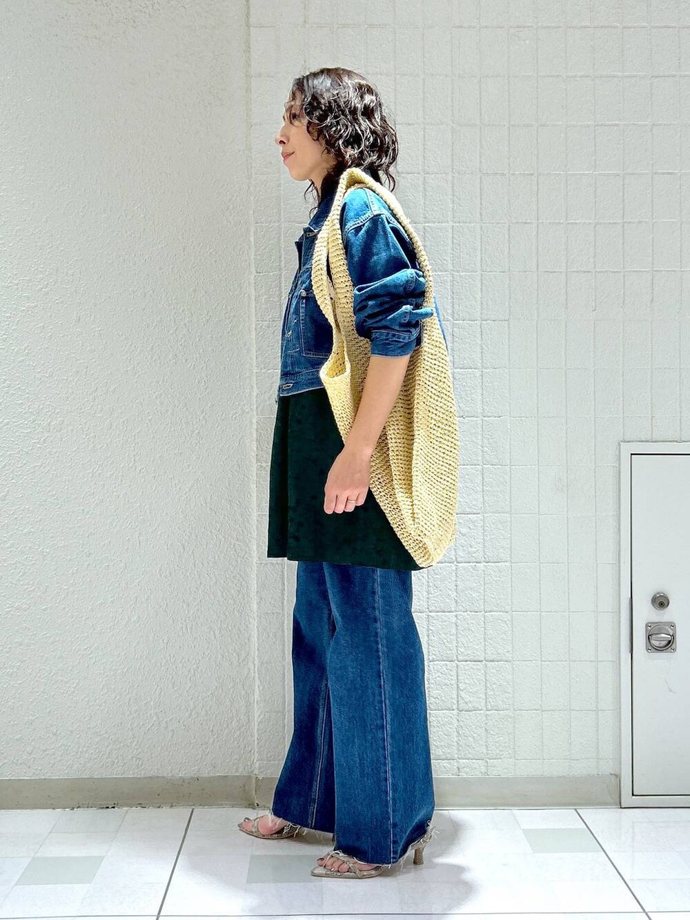 「ワントーン、ベーシック/シンプル、カジュアル、ママコーデ、SNAP_apart by lowrys、骨格ストレート、apart by lowrys、デニムジャケット、ジャケット、デニムパンツ、ワンピース、パンプス、バッグ」｜「A part byのペーパーマルシェバッグ（トートバッグ、ベージュ系）」を使った、yato-miさん（レディース・158cm）の夏コーディネートの2枚目の写真