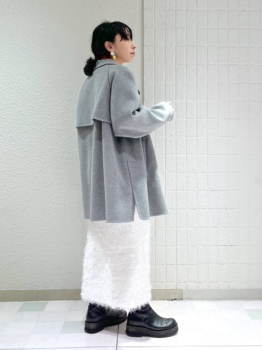 「ワントーン、ブーツ、バッグ、ベーシック/シンプル、カジュアル、ママコーデ、SNAP_apart by lowrys、骨格ストレート、apart by lowrys、アウター、スウェット、スカート」｜「A part byの【別注】LIFEフォトスウェットプルオーバー（スウェット、ホワイト系）」を使った、yato-miさん（レディース・158cm）の冬コーディネートの4枚目の写真