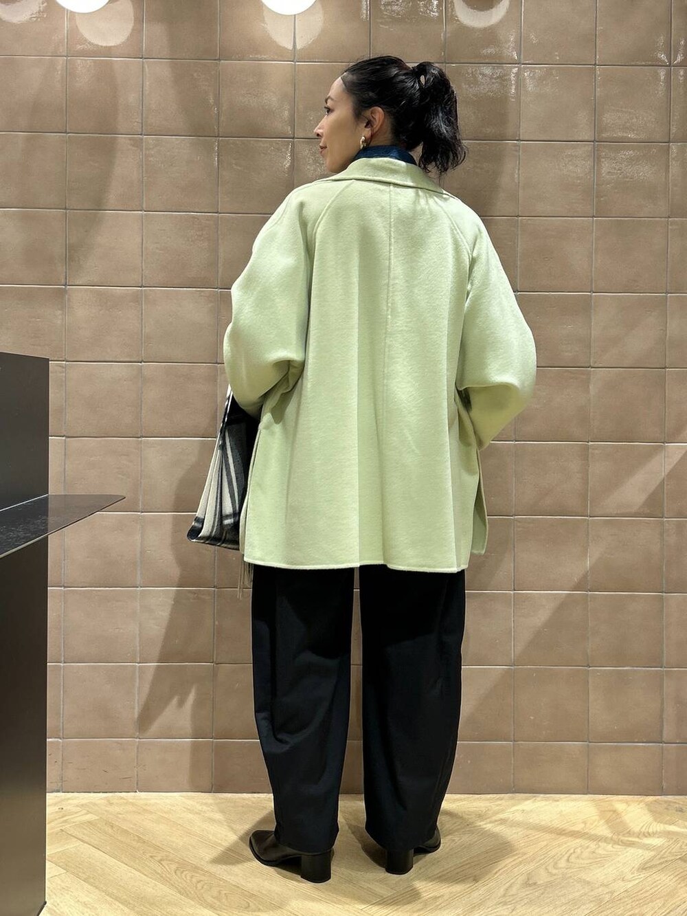 「ワントーン、ベーシック/シンプル、カジュアル、ママコーデ、SNAP_apart by lowrys、骨格ストレート、apart by lowrys、アウター、デニムジャケット、パンツ、インナー、ストール」|「A part byのカシープミドルジャケット(その他アウター、グリーン系)」を使った、yato-miさん(レディース・158cm)の秋コーディネートの3枚目の写真