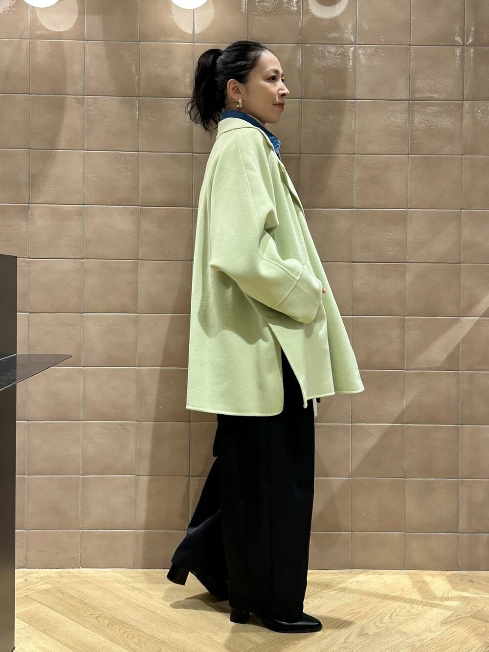 「ワントーン、ベーシック/シンプル、カジュアル、ママコーデ、SNAP_apart by lowrys、骨格ストレート、apart by lowrys、アウター、デニムジャケット、パンツ、インナー、ストール」|「A part byのカシープミドルジャケット(その他アウター、グリーン系)」を使った、yato-miさん(レディース・158cm)の秋コーディネートの2枚目の写真