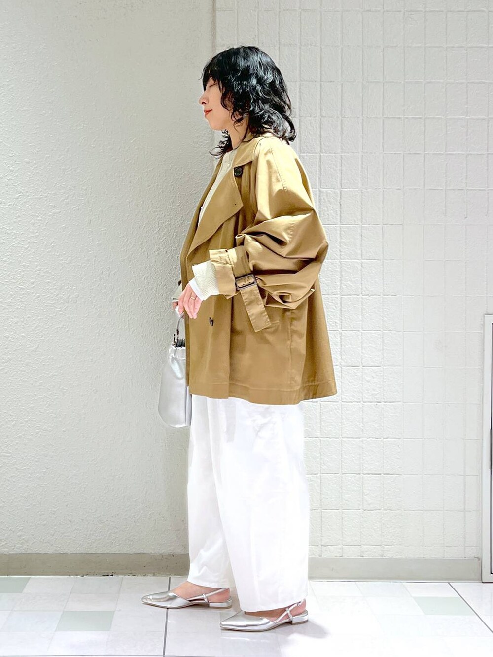 「ワントーン、ベーシック/シンプル、カジュアル、ママコーデ、SNAP_apart by lowrys、骨格ストレート、apart by lowrys、トレンチコート、ニット、カーディガン、パンツ、パンプス、バッグ」｜「A part byのパールツキショートカーディガン（カーディガン/ボレロ、ベージュ系）」を使った、yato-miさん（レディース・158cm）の冬コーディネートの3枚目の写真