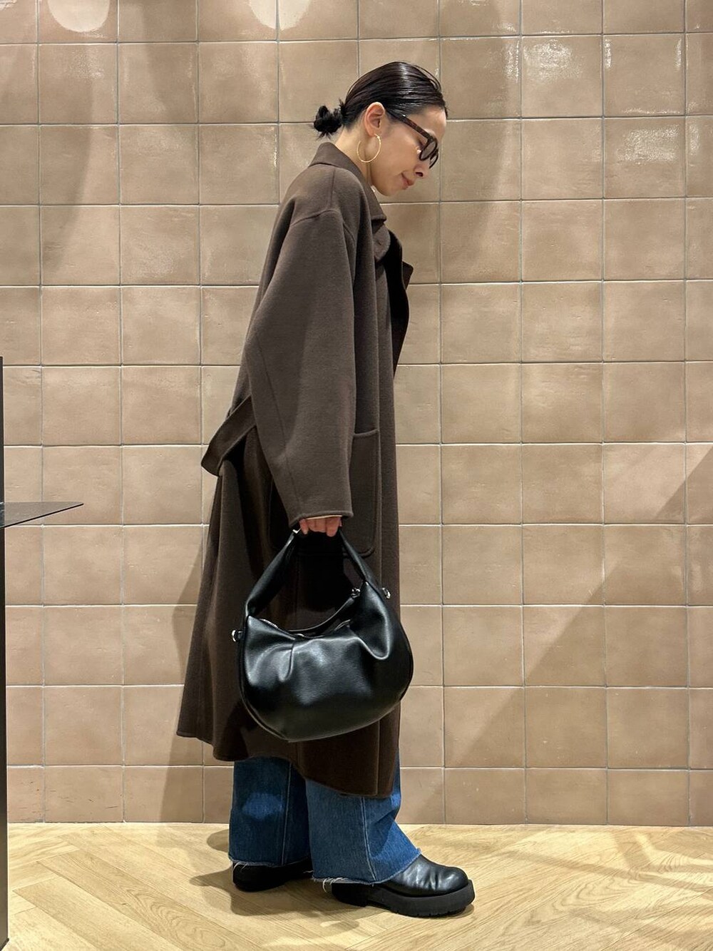 「ワントーン、ベーシック/シンプル、カジュアル、ママコーデ、SNAP_apart by lowrys、骨格ストレート、apart by lowrys、アウター、コート、ニット、パンツ、バッグ、ブーツ」|「A part byのカシープ3WAYスタンドロングコート(ステンカラーコート、ブラウン系)」を使った、yato-miさん(レディース・158cm)の秋コーディネートの2枚目の写真