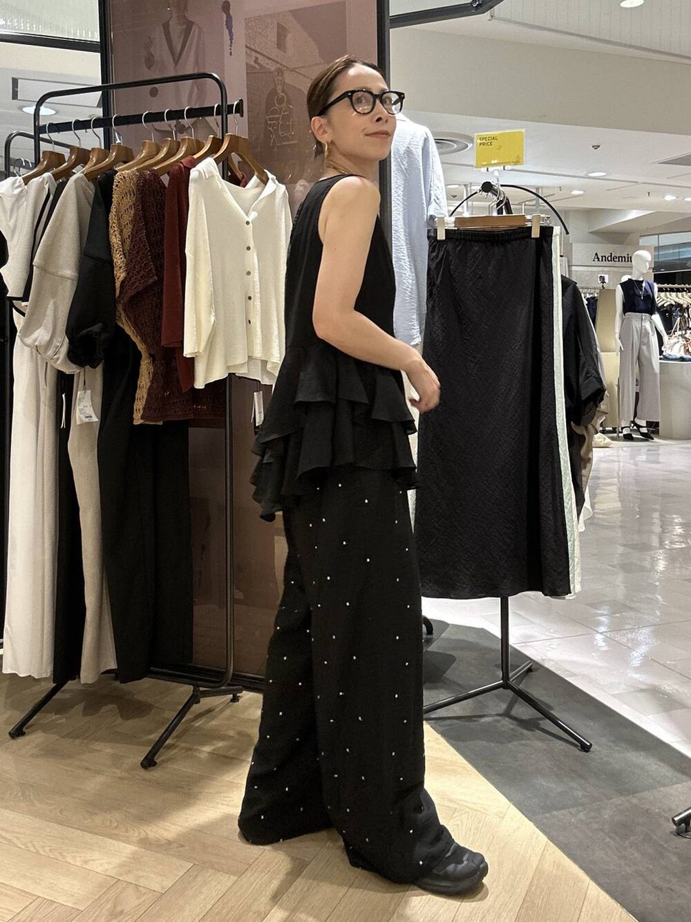 ブラック系のその他パンツ、ブラック系のシャツ/ブラウス、グレー系のサングラスを着用したレディースの夏コーディネートの7枚目の写真