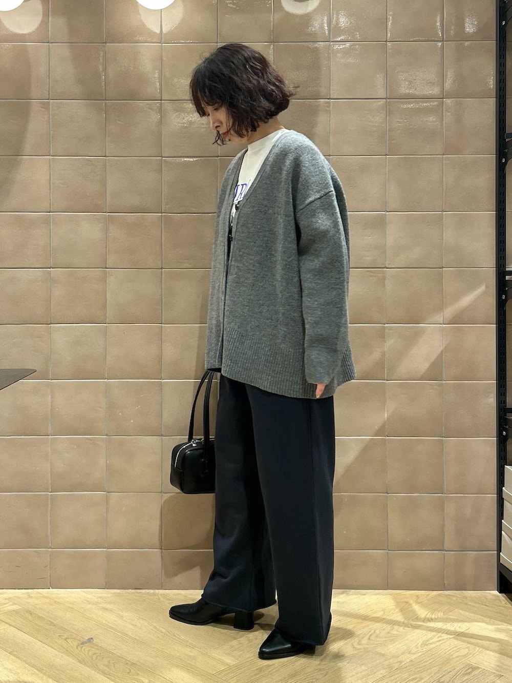「ワントーン、ベーシック/シンプル、カジュアル、ママコーデ、SNAP_apart by lowrys、骨格ストレート、apart by lowrys、ニット、カーディガン、ロンT、スウェットパンツ、バッグ、ブーツ」｜「A part byのカシミヤコンBIG Vネックカーディガン（カーディガン/ボレロ、グレー系）」を使った、yato-miさん（レディース・158cm）の冬コーディネートの2枚目の写真