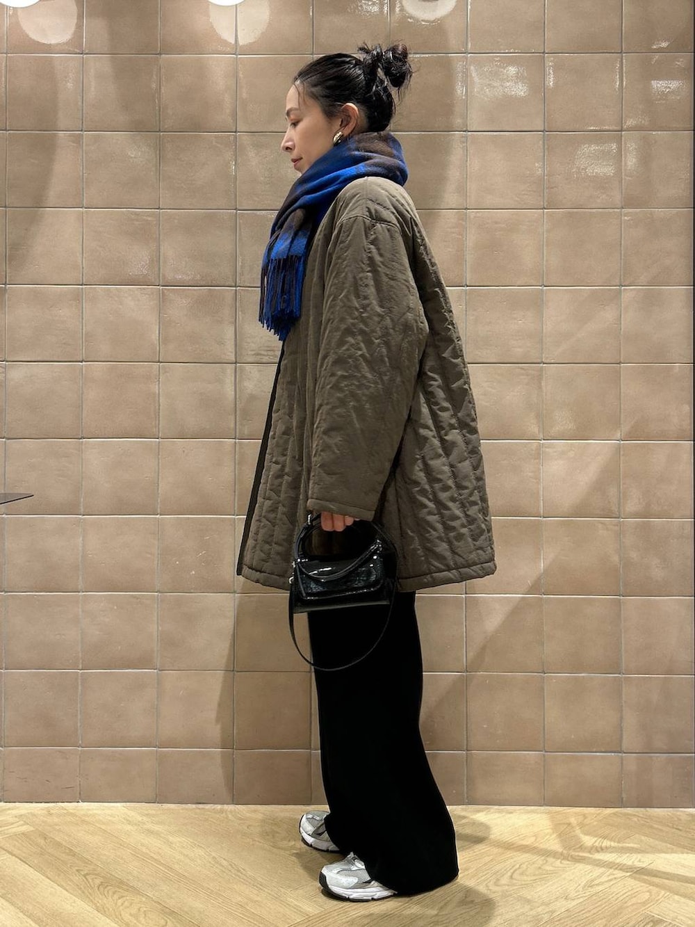 「ワントーン、ベーシック/シンプル、カジュアル、ママコーデ、SNAP_apart by lowrys、骨格ストレート、apart by lowrys、アウター、ストール、マフラー、ワイドパンツ、バッグ」｜「A part byのエナメルミニバッグ（ショルダーバッグ、ブラック系）」を使った、yato-miさん（レディース・158cm）の秋コーディネートの2枚目の写真