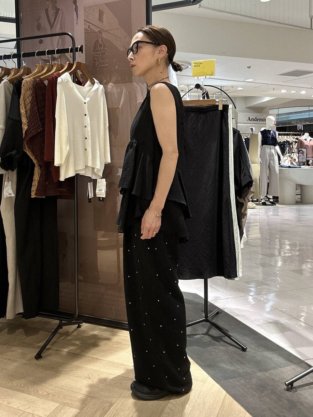 ブラック系のその他パンツ、ブラック系のシャツ/ブラウス、グレー系のサングラスを着用したレディースの夏コーディネートの5枚目の写真
