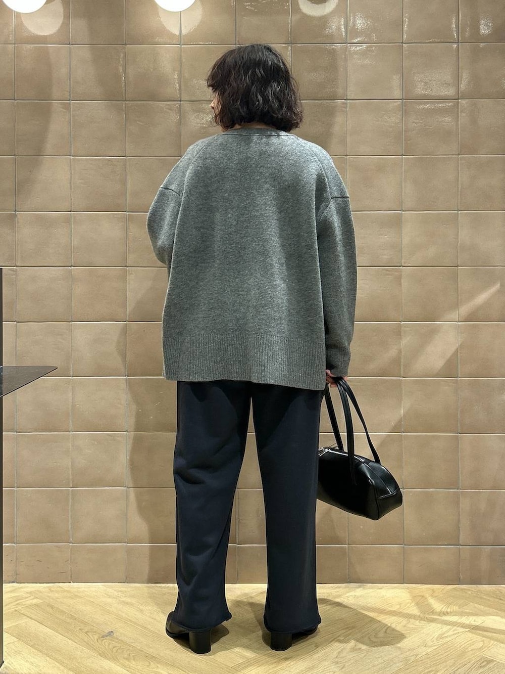 「ワントーン、ベーシック/シンプル、カジュアル、ママコーデ、SNAP_apart by lowrys、骨格ストレート、apart by lowrys、ニット、カーディガン、ロンT、スウェットパンツ、バッグ、ブーツ」｜「A part byのカシミヤコンBIG Vネックカーディガン（カーディガン/ボレロ、グレー系）」を使った、yato-miさん（レディース・158cm）の冬コーディネートの3枚目の写真
