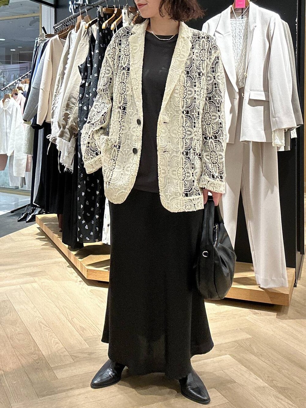 「ワントーン、ブーツ、バッグ、ベーシック/シンプル、カジュアル、ママコーデ、SNAP_apart by lowrys、骨格ストレート、apart by lowrys、ジャケット、ロンT、スカート」｜「A part byのブライトナロースカート（スカート、ブラック系）」を使った、yato-miさん（レディース・158cm）の春コーディネートの5枚目の写真