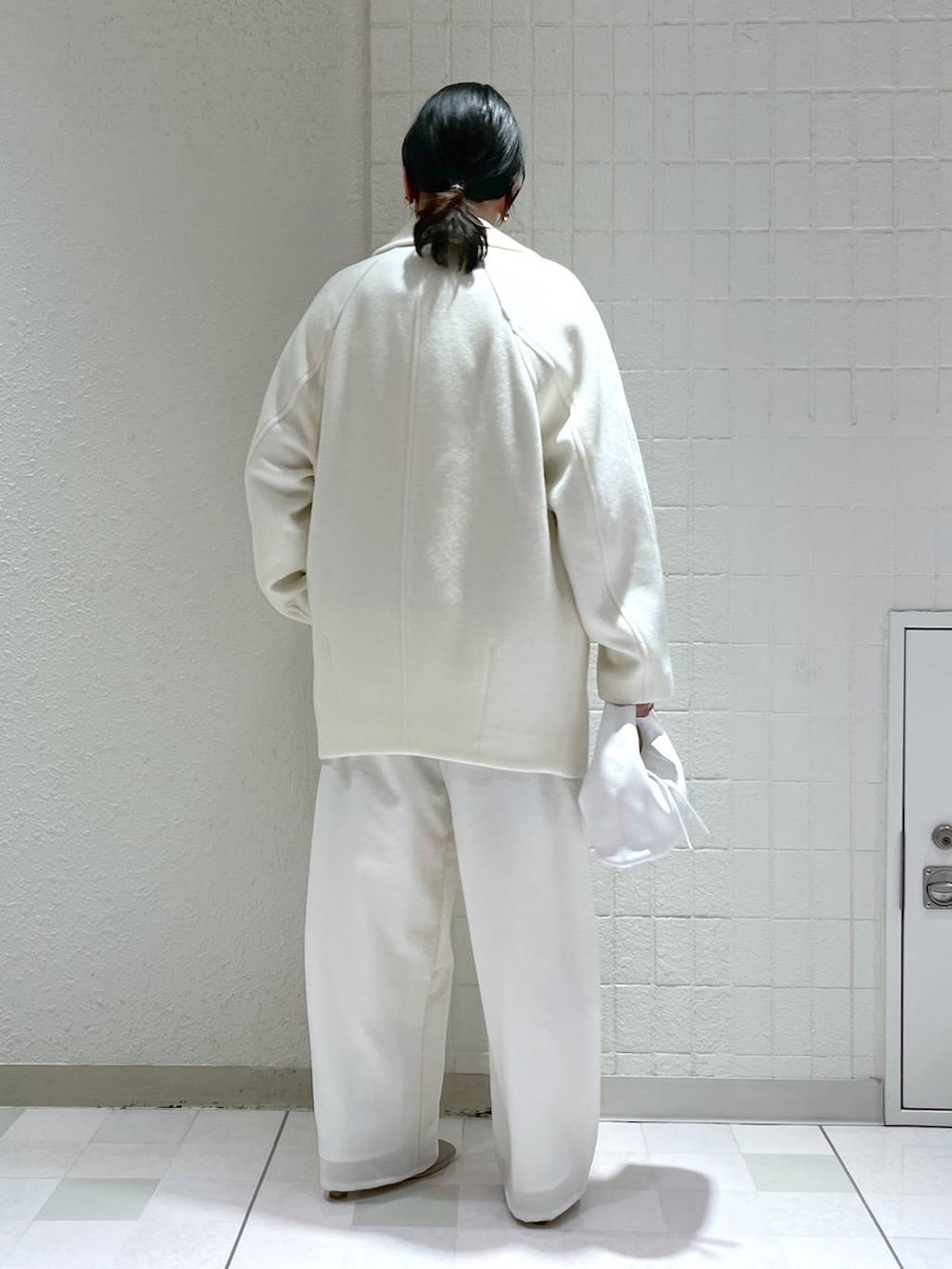 「ワントーン、ベーシック/シンプル、カジュアル、ママコーデ、SNAP_apart by lowrys、骨格ストレート、apart by lowrys、アウター、ニット、ワイドパンツ、ブーツ」|「A part byのスーパー100メルトンジャケットコート(チェスターコート、ホワイト系)」を使った、yato-miさん(レディース・158cm)の秋コーディネートの3枚目の写真
