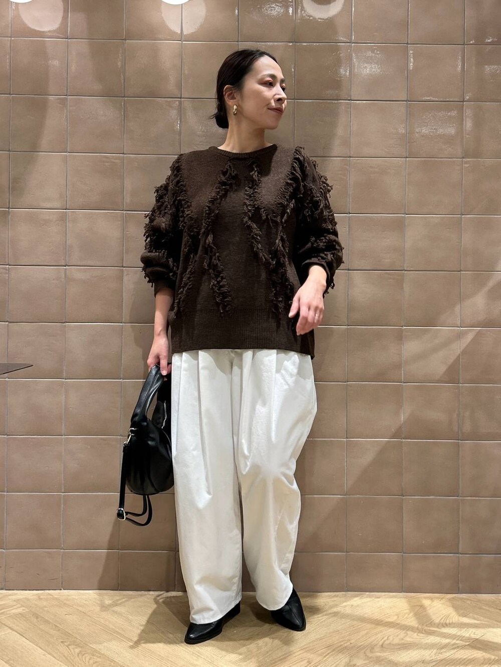 「ワントーン、ベーシック/シンプル、カジュアル、ママコーデ、SNAP_apart by lowrys、骨格ストレート、apart by lowrys、ニット、パンツ、バッグ、ブーツ」｜「A part byのワンショルカナグツキバッグ（ハンドバッグ、ブラック系）」を使った、yato-miさん（レディース・158cm）の冬コーディネートの5枚目の写真
