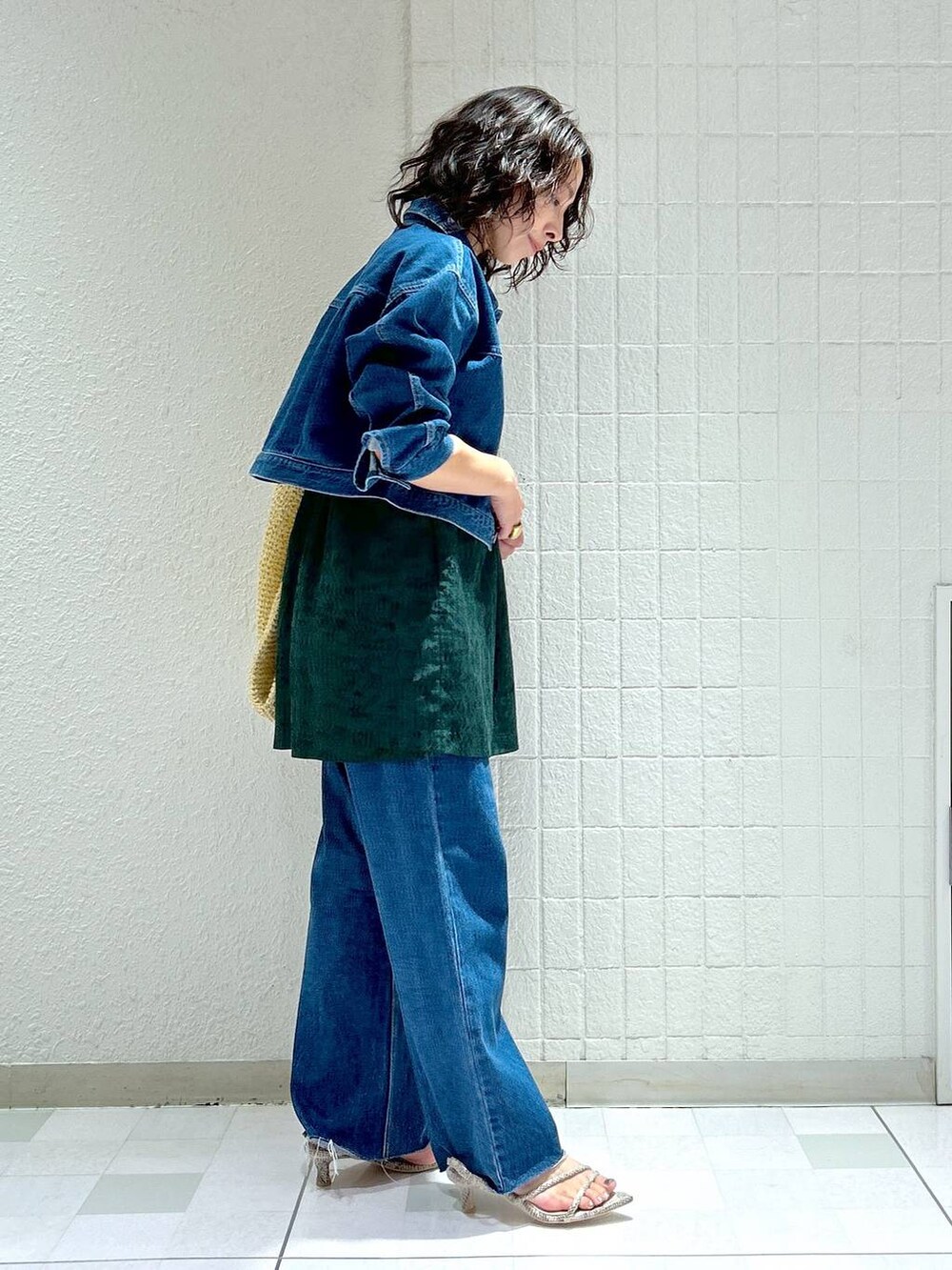「ワントーン、ベーシック/シンプル、カジュアル、ママコーデ、SNAP_apart by lowrys、骨格ストレート、apart by lowrys、デニムジャケット、ジャケット、デニムパンツ、ワンピース、パンプス、バッグ」｜「A part byのペーパーマルシェバッグ（トートバッグ、ベージュ系）」を使った、yato-miさん（レディース・158cm）の夏コーディネートの4枚目の写真