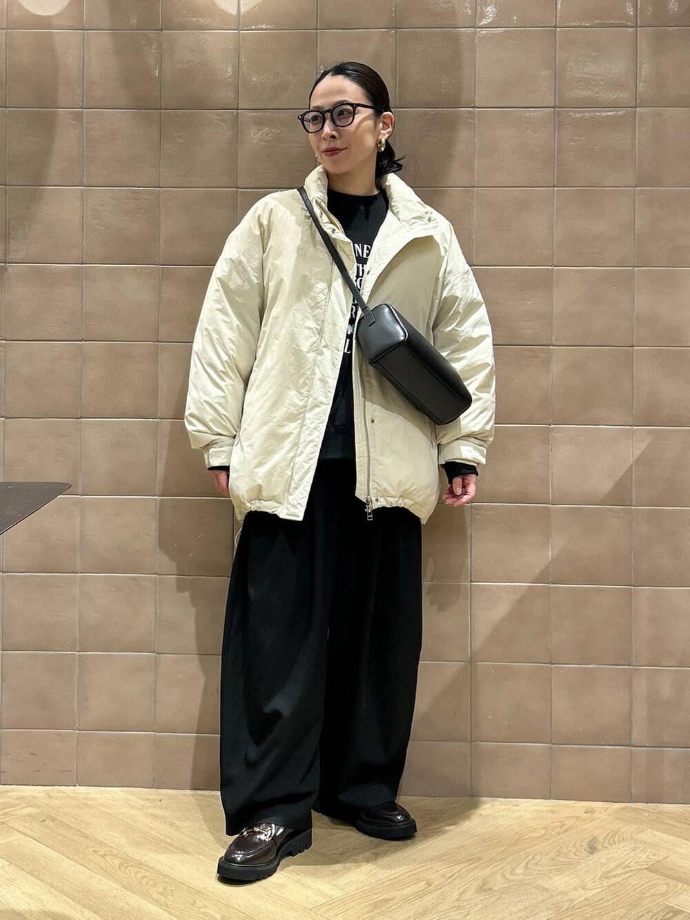 「ワントーン、ベーシック/シンプル、カジュアル、ママコーデ、SNAP_apart by lowrys、骨格ストレート、apart by lowrys、スウェット、ブルゾン、エアサーマル、パンツ、ローファー、バッグ」｜「A part byのエアサーマルスタントブルゾン（ダウンジャケット/コート、ホワイト系）」を使った、yato-miさん（レディース・158cm）の冬コーディネートの2枚目の写真
