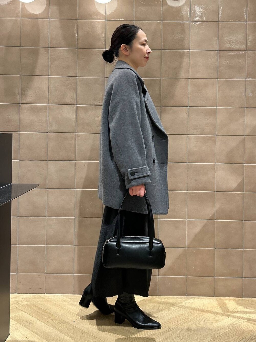 「コート、ワントーン、ベーシック/シンプル、カジュアル、ママコーデ、SNAP_apart by lowrys、骨格ストレート、apart by lowrys、アウター、スウェット、スカート、ブーツ、バッグ」｜「A part byのブライトナロースカート（スカート、ブラック系）」を使った、yato-miさん（レディース・158cm）の冬コーディネートの4枚目の写真