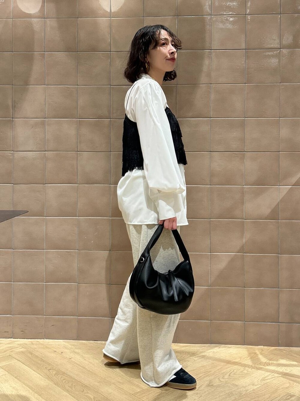 「ワントーン、ベーシック/シンプル、カジュアル、ママコーデ、SNAP_apart by lowrys、骨格ストレート、apart by lowrys、シャツ、ビスチェ、スウェットパンツ、スニーカー、バッグ」｜「A part byのワンショルカナグツキバッグ（ハンドバッグ、ブラック系）」を使った、yato-miさん（レディース・158cm）の冬コーディネートの3枚目の写真
