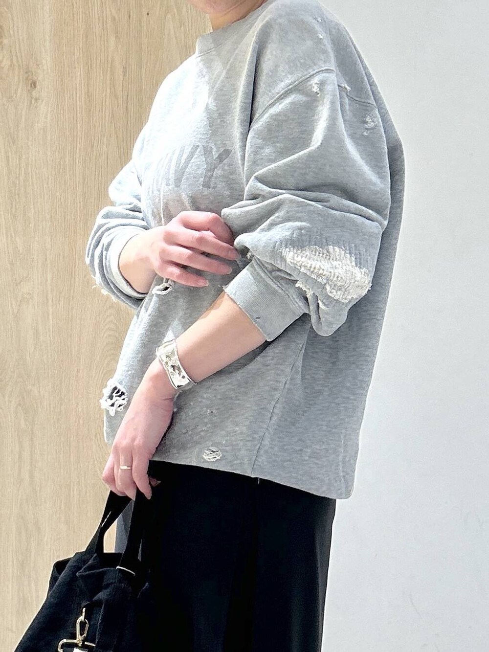 ブラック系のトートバッグ、ブラック系のその他パンツ、シルバー系のバングル/リストバンドを着用したレディースの冬コーディネートの3枚目の写真