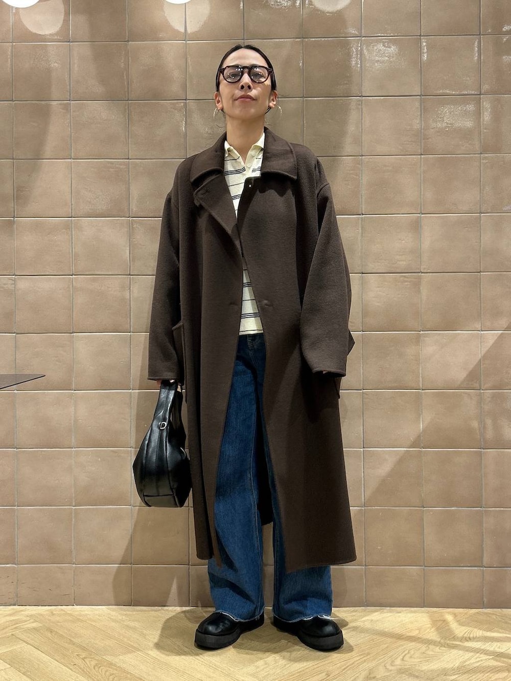 「ワントーン、ベーシック/シンプル、カジュアル、ママコーデ、SNAP_apart by lowrys、骨格ストレート、apart by lowrys、アウター、コート、ニット、パンツ、バッグ、ブーツ」|「A part byのカシープ3WAYスタンドロングコート(ステンカラーコート、ブラウン系)」を使った、yato-miさん(レディース・158cm)の秋コーディネートの5枚目の写真