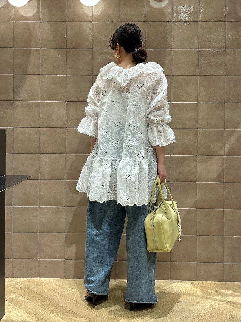 「ワントーン、ベーシック/シンプル、カジュアル、ママコーデ、SNAP_apart by lowrys、骨格ストレート、apart by lowrys、ワンピース、ブラウス、デニムパンツ、バッグ、サンダル」｜「A part byのルーズデニム（デニムパンツ、ブルー系）」を使った、yato-miさん（レディース・158cm）の春コーディネートの2枚目の写真