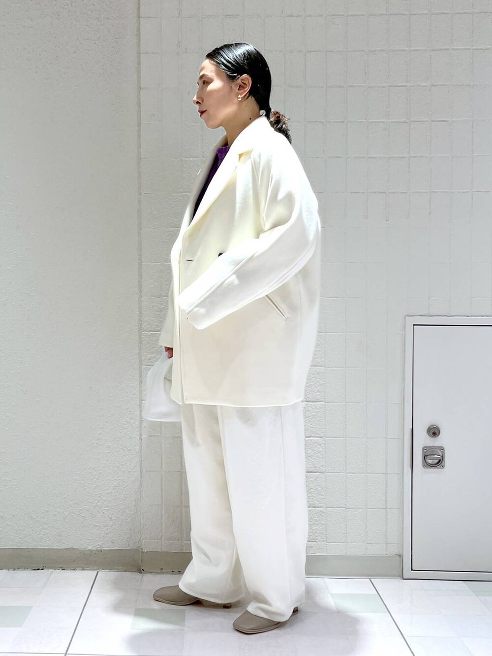 「ワントーン、ベーシック/シンプル、カジュアル、ママコーデ、SNAP_apart by lowrys、骨格ストレート、apart by lowrys、アウター、ニット、ワイドパンツ、ブーツ」|「A part byのスーパー100メルトンジャケットコート(チェスターコート、ホワイト系)」を使った、yato-miさん(レディース・158cm)の秋コーディネートの2枚目の写真