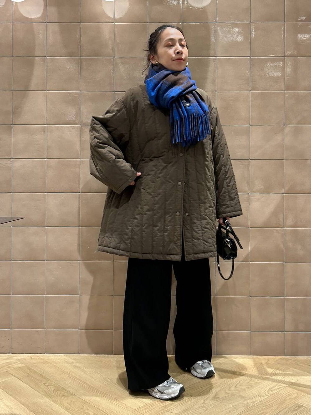 「ワントーン、ベーシック/シンプル、カジュアル、ママコーデ、SNAP_apart by lowrys、骨格ストレート、apart by lowrys、アウター、ストール、マフラー、ワイドパンツ、バッグ」｜「A part byのエナメルミニバッグ（ショルダーバッグ、ブラック系）」を使った、yato-miさん（レディース・158cm）の秋コーディネートの4枚目の写真