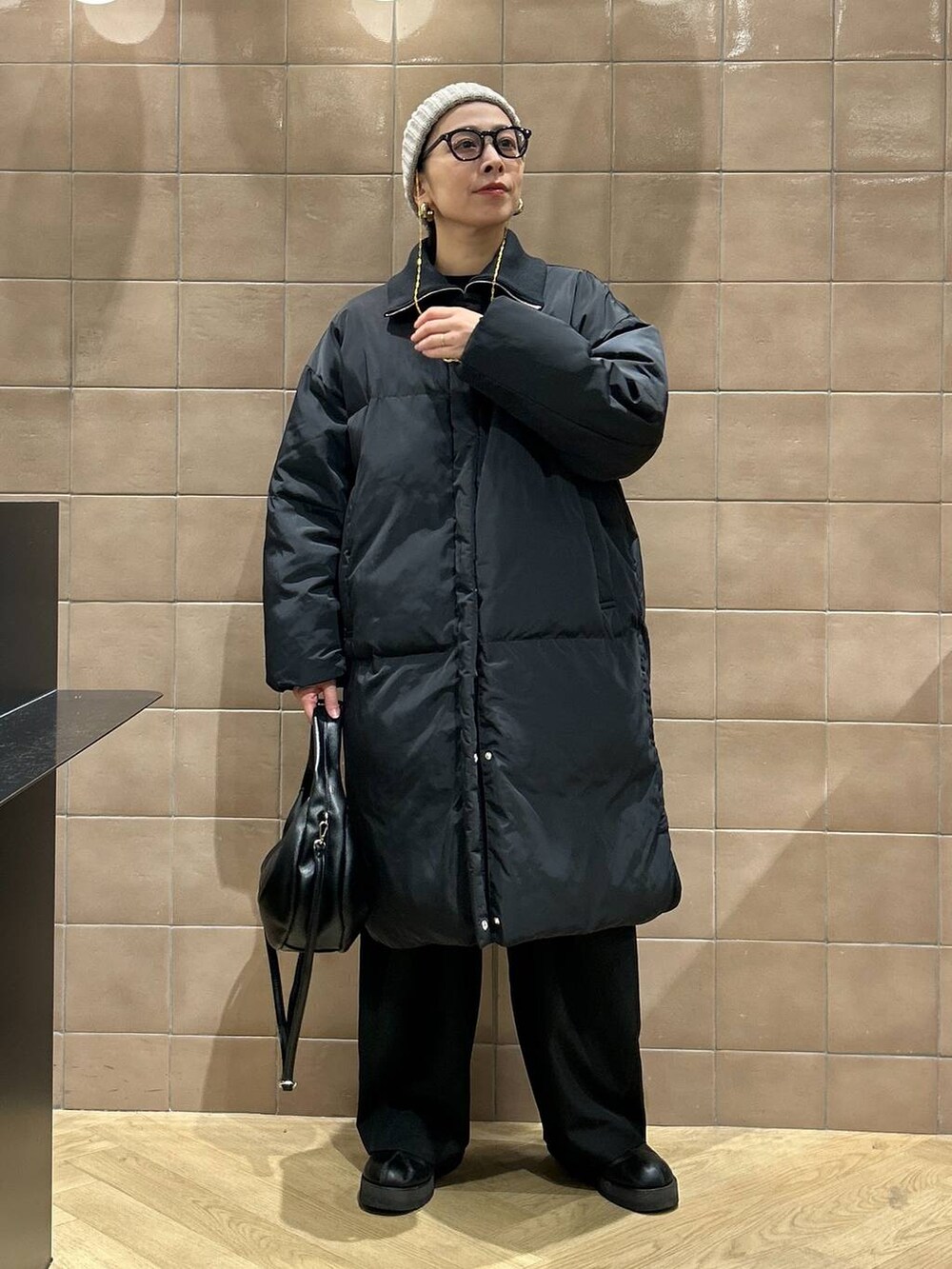 「ワントーン、ベーシック/シンプル、カジュアル、ママコーデ、SNAP_apart by lowrys、骨格ストレート、apart by lowrys、アウター、ブルゾン、パンツ、ニット帽、ブーツ、バッグ」｜「A part byのワンショルカナグツキバッグ（ハンドバッグ、ブラック系）」を使った、yato-miさん（レディース・158cm）の冬コーディネートの5枚目の写真