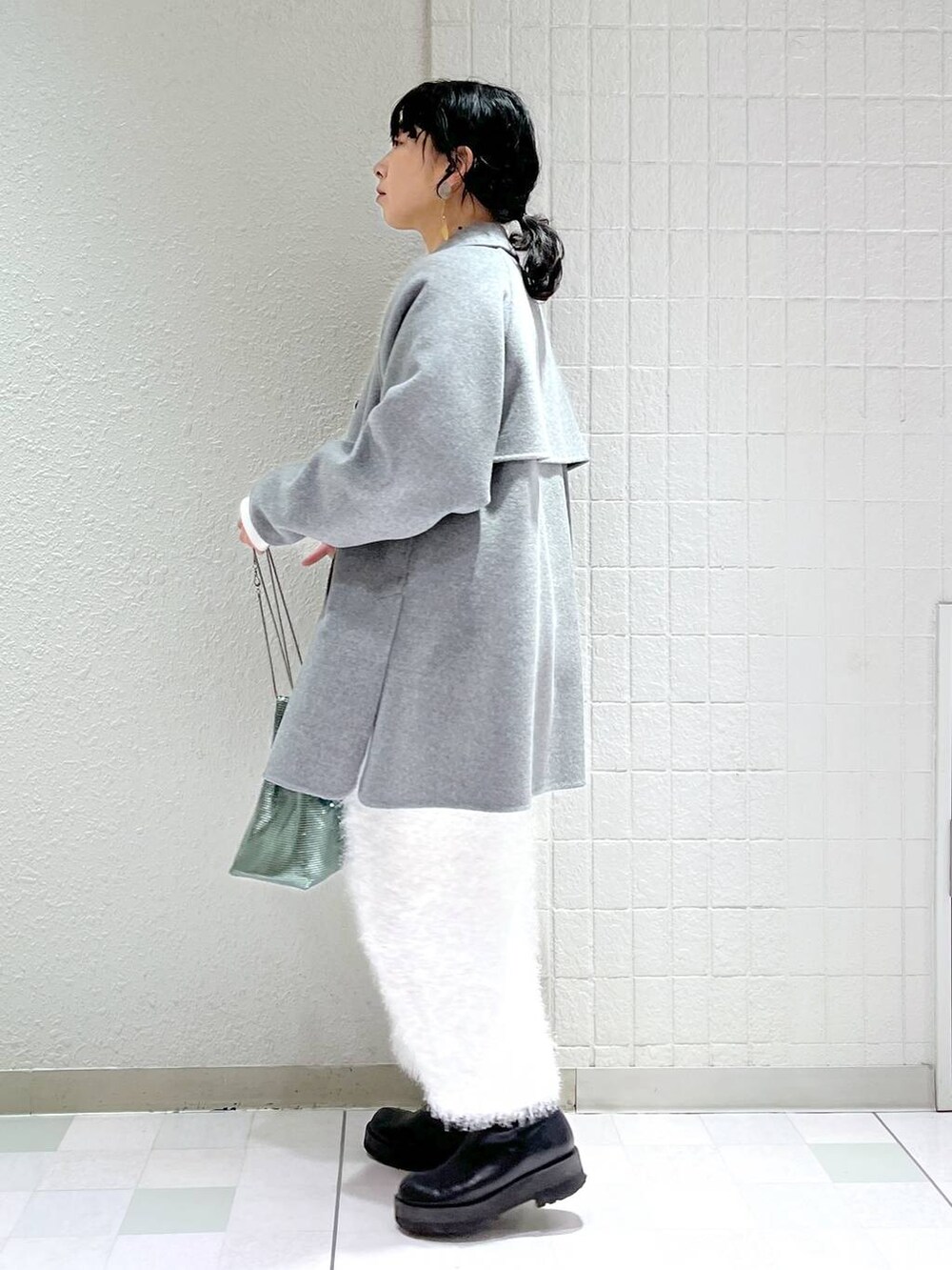 「ワントーン、ブーツ、バッグ、ベーシック/シンプル、カジュアル、ママコーデ、SNAP_apart by lowrys、骨格ストレート、apart by lowrys、アウター、スウェット、スカート」｜「A part byの【別注】LIFEフォトスウェットプルオーバー（スウェット、ホワイト系）」を使った、yato-miさん（レディース・158cm）の冬コーディネートの2枚目の写真