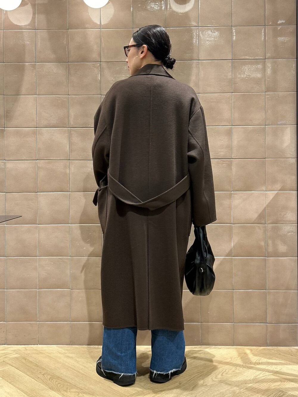 「ワントーン、ベーシック/シンプル、カジュアル、ママコーデ、SNAP_apart by lowrys、骨格ストレート、apart by lowrys、アウター、コート、ニット、パンツ、バッグ、ブーツ」|「A part byのカシープ3WAYスタンドロングコート(ステンカラーコート、ブラウン系)」を使った、yato-miさん(レディース・158cm)の秋コーディネートの3枚目の写真