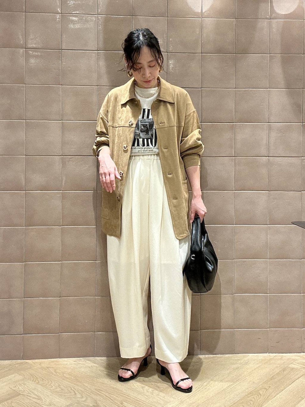 「ワントーン、ベーシック/シンプル、カジュアル、ママコーデ、SNAP_apart by lowrys、骨格ストレート、apart by lowrys、ジャケット、Tシャツ、パンツ、サンダル、バッグ」｜「A part byのワンショルカナグツキバッグ（ハンドバッグ、ブラック系）」を使った、yato-miさん（レディース・158cm）の春コーディネートの5枚目の写真