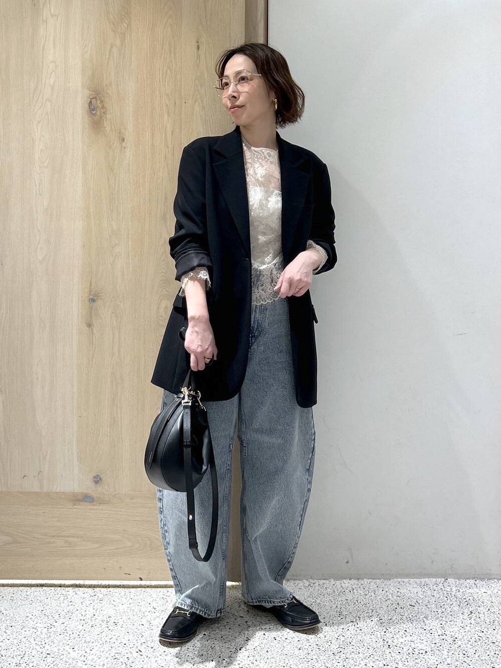 ブルー系のデニムパンツ、ベージュ系のシャツ/ブラウスを着用したレディースの冬コーディネートの8枚目の写真